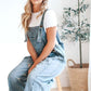 Söt, avslappnad hängselbyxa i denim med knappar för kvinnor