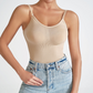✨Elegant formgivande bodysuit för bekväm smidning🌱♻️Tillverkat i återvunnet material – miljövänligt val för den medvetna kvinnan